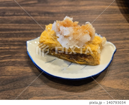 和食店で提供される大根おろしを添えた本格だし巻き卵（卵焼き）の一皿 140793034