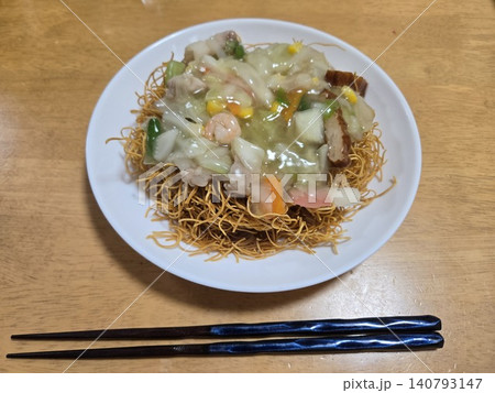 おうちごはんで楽しむ定番の皿うどん（かた焼きそば・中華あんかけ）卓上フォト 140793147