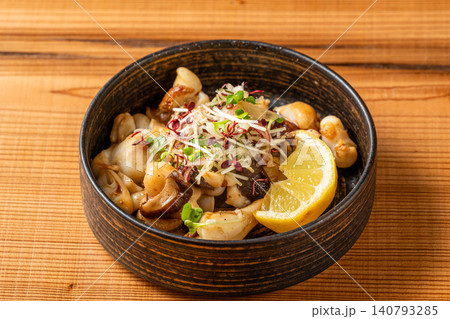 バター醤油の香ばしい風味が食欲をそそるイカのゲソ焼き 140793285