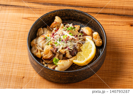 バター醤油の香ばしい風味が食欲をそそるイカのゲソ焼き バター醤油の香ばしい風味が食欲をそそるイカのゲソ焼き 140793287