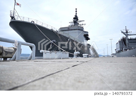 港の岸壁に停泊する海上自衛隊の大型艦船と日本の国旗 港の岸壁に停泊する海上自衛隊の大型艦船と日本の国旗 140793372
