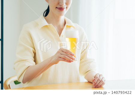 家でビールを飲む若い女性の手元 家でビールを飲む若い女性の手元 140793422