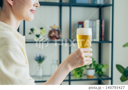 家でビールを飲む若い女性の手元 家でビールを飲む若い女性の手元 140793427