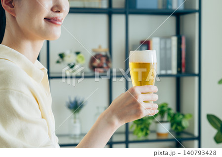 家でビールを飲む若い女性の手元 家でビールを飲む若い女性の手元 140793428