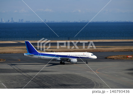 東京湾と千葉のビル群を背景に地上走行する飛行機 東京湾と千葉のビル群を背景に地上走行する飛行機 140793436
