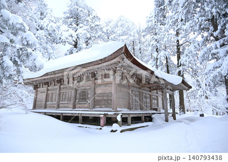 深い雪に包まれた厳かな木造の寺院のお堂と冬の雪景色 深い雪に包まれた厳かな木造の寺院のお堂と冬の雪景色 140793438