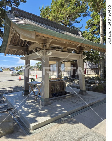 森戸神社の境内に佇む木造の手水舎と石造りの水盤(参拝前の清めの場) 森戸神社の境内に佇む木造の手水舎と石造りの水盤(参拝前の清めの場) 140793465