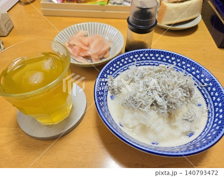 葉山土産の新鮮な釜揚げシラスをたっぷり乗せた大根おろし(しらすおろし)の食卓 葉山土産の新鮮な釜揚げシラスをたっぷり乗せた大根おろし(しらすおろし)の食卓 140793472