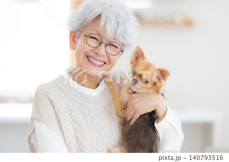 ペットの犬とくつろぐシニア女性 ペットの犬とくつろぐシニア女性 140793516