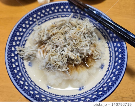 葉山土産の釜揚げシラスを乗せた大根おろしに醤油をかけた「しらすおろし」とお箸 140793719
