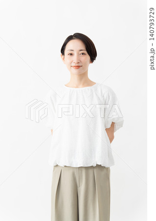 白いブラウスを着ている女性 ライフスタイルイメージ 白いブラウスを着ている女性 ライフスタイルイメージ 140793729