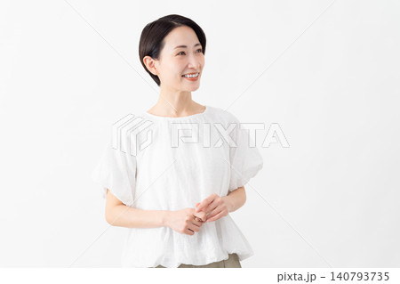 白いブラウスを着ている女性 ライフスタイルイメージ 白いブラウスを着ている女性 ライフスタイルイメージ 140793735