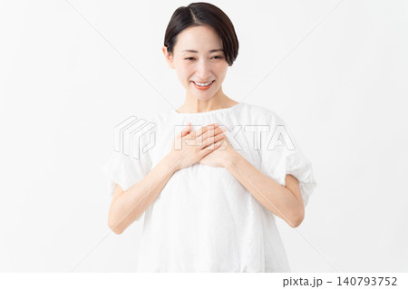 白いブラウスを着ている女性 ライフスタイルイメージ 白いブラウスを着ている女性 ライフスタイルイメージ 140793752