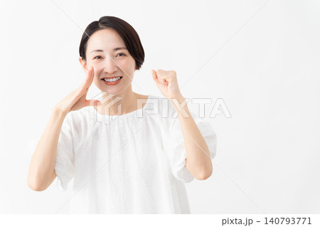 白いブラウスを着ている女性 ライフスタイルイメージ 白いブラウスを着ている女性 ライフスタイルイメージ 140793771