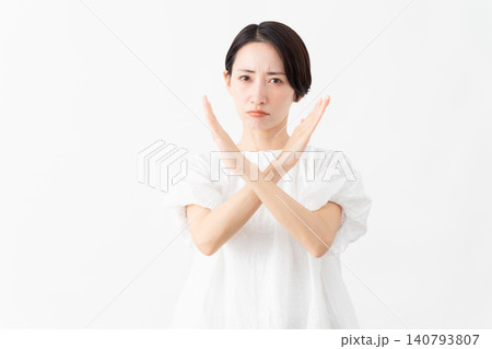 白いブラウスを着ている女性　ライフスタイルイメージ 140793807