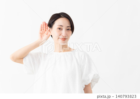 白いブラウスを着ている女性 ライフスタイルイメージ 白いブラウスを着ている女性 ライフスタイルイメージ 140793823