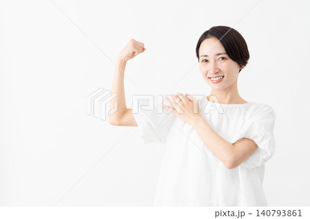 白いブラウスを着ている女性 ライフスタイルイメージ 白いブラウスを着ている女性 ライフスタイルイメージ 140793861