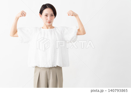 白いブラウスを着ている女性 ライフスタイルイメージ 白いブラウスを着ている女性 ライフスタイルイメージ 140793865