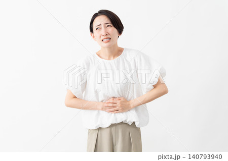 白いブラウスを着ている女性 ライフスタイルイメージ 白いブラウスを着ている女性 ライフスタイルイメージ 140793940