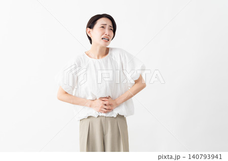 白いブラウスを着ている女性 ライフスタイルイメージ 白いブラウスを着ている女性 ライフスタイルイメージ 140793941
