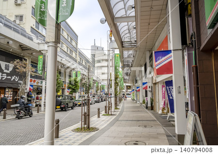 神奈川県横須賀市の都市風景 京急久里浜駅前のはろーど久里浜商店街 140794008