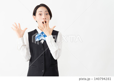 制服を着た受付係の女性　ジョブイメージ 140794281