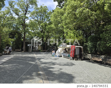 緑に囲まれた寒川神社の境内にある売店と休憩所 緑に囲まれた寒川神社の境内にある売店と休憩所 140794331