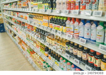 電子棚札が並ぶスーパーの調味料売り場 電子棚札が並ぶスーパーの調味料売り場 140794369