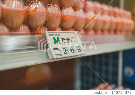 スーパーのMサイズたまご陳列棚とプライサー 140794375