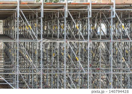 工事現場に組まれた大規模な足場 工事現場に組まれた大規模な足場 140794428