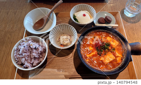 カフェや飲食店で楽しむ土鍋に入った熱々の麻婆豆腐と雑穀米のランチ御膳 カフェや飲食店で楽しむ土鍋に入った熱々の麻婆豆腐と雑穀米のランチ御膳 140794548