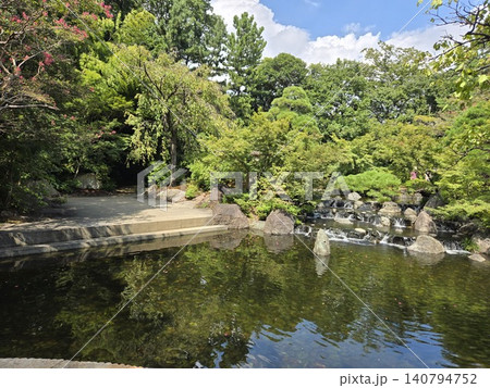 寒川神社の庭園・緑豊かな境内の清流 寒川神社の庭園・緑豊かな境内の清流 140794752