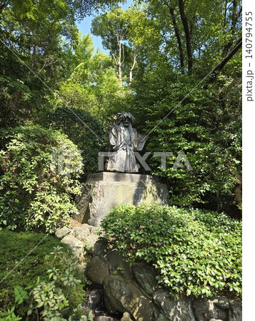 寒川神社の境内に佇む翁の像と緑の木々 寒川神社の境内に佇む翁の像と緑の木々 140794755