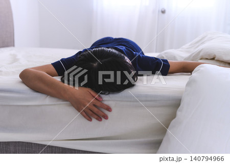 ベッドにうつ伏せで倒れ込む女性 ベッドにうつ伏せで倒れ込む女性 140794966