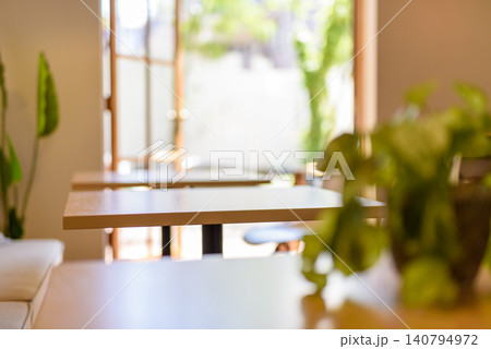 カフェのテーブルと窓の外の景色 カフェのテーブルと窓の外の景色 140794972