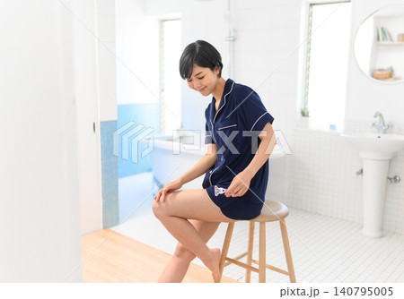 浴室で脚のケアをする女性 140795005
