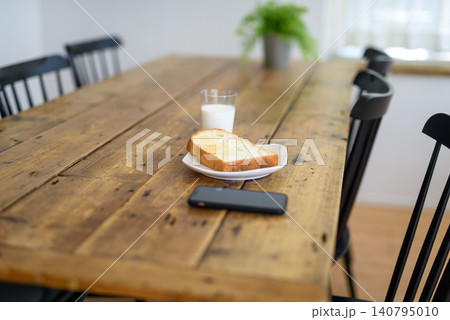 木製テーブルの上の朝食セット 木製テーブルの上の朝食セット 140795010