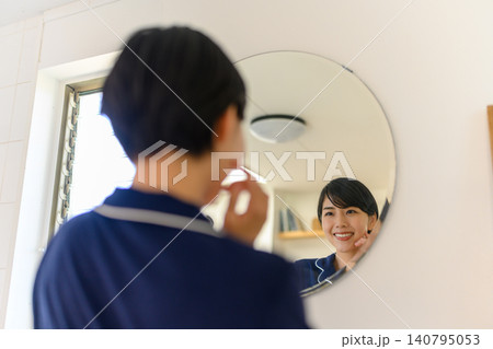 鏡の前で肌の状態を確認する女性 140795053
