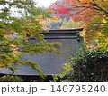 紅葉に包まれたお寺 140795240