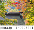 紅葉に包まれたお寺 140795241