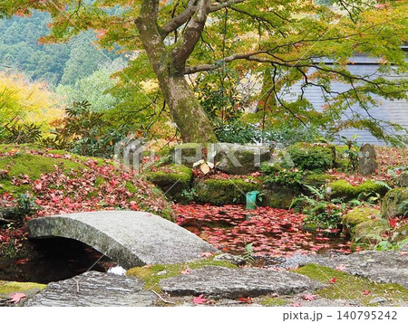紅葉のある風景 紅葉のある風景 140795242