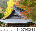 紅葉に包まれたお寺 140795243
