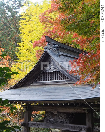 紅葉に包まれたお寺 紅葉に包まれたお寺 140795244