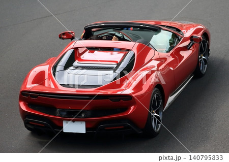 イタリア製の赤いスポーツカー イタリア製の赤いスポーツカー 140795833