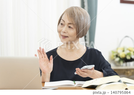 スマホで英会話の学習をするシニア女性 140795864