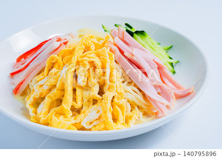 冷やし中華の具材を盛り付けた夏の定番料理 冷やし中華の具材を盛り付けた夏の定番料理 140795896
