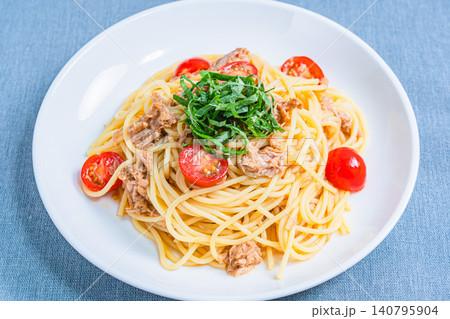 ツナとミニトマトの冷製パスタ 大葉を添えた夏向けメニュー ツナとミニトマトの冷製パスタ 大葉を添えた夏向けメニュー 140795904