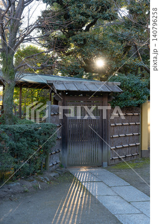 柴又帝釈天　日本庭園の門＜東京都葛飾区/1月＞ 140796258