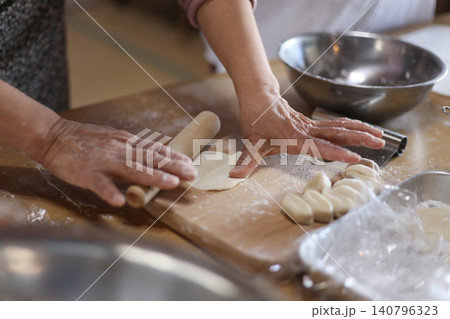餃子の皮を手作りする様子 餃子の皮を手作りする様子 140796323