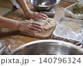 餃子の皮を手作りする様子 140796324